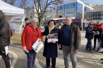 FOTO// De la documente cu secrete de stat - la împărțit gazete. Cum evoluează cariera Nataliei Gavrilița pe linie de partid