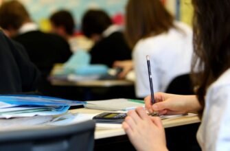 Un profesor a fost reținut după ce i-a oferit unei eleve meditații la informatică și relații intime… bonus