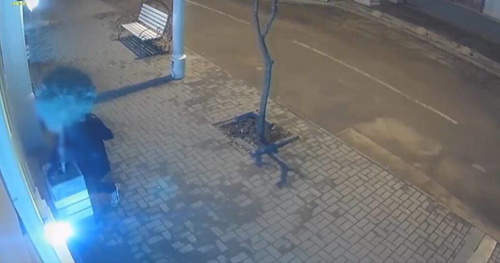 VIDEO// Trei bărbați au fost reținuți pentru 72 de ore după ce ar fi furat mai mulți arbori decorativi din sectorul Centru al Capitalei