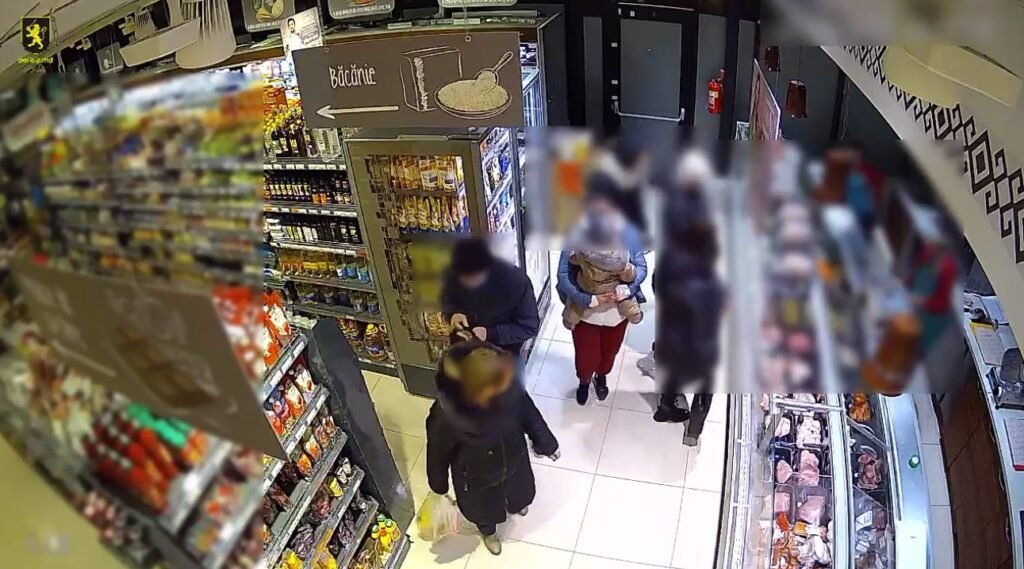 Un bărbat de 40 de ani și un minor de 17 ani, domiciliați în Chișinău, sunt cercetați penal de polițiștii capitalei