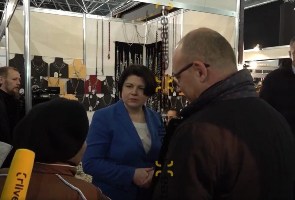 VIDEO// Natalia Gavrilița luată la rost de o pensionară supărată pe partidul de guvernare: ”Eu am fost cu Dan Perciun” 1 VIDEO// Natalia Gavrilița luată la rost de o pensionară supărată pe partidul de guvernare: ”Eu am fost cu Dan Perciun”
