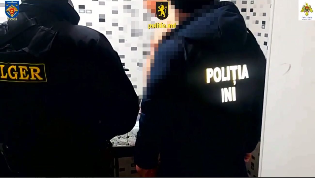 VIDEO// Trei persoane bănuite de contrabandă cu sisteme GPS furate din Cehia și Franța. Prejudicii de milioane de lei
