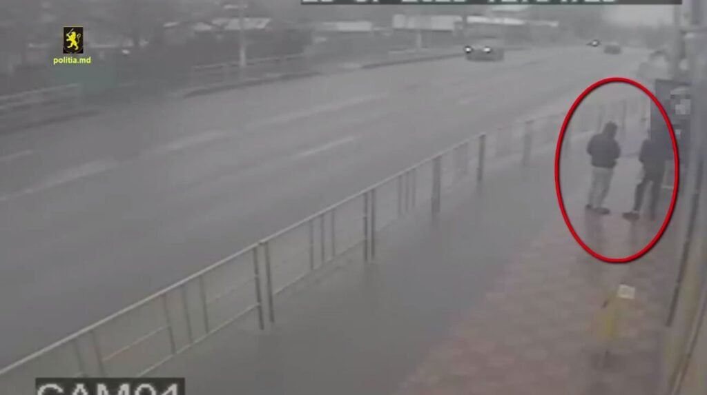 Doi bărbați au fost plasați în arest pentru 30 de zile, fiind suspectați de comiterea a trei cazuri de escrocherie