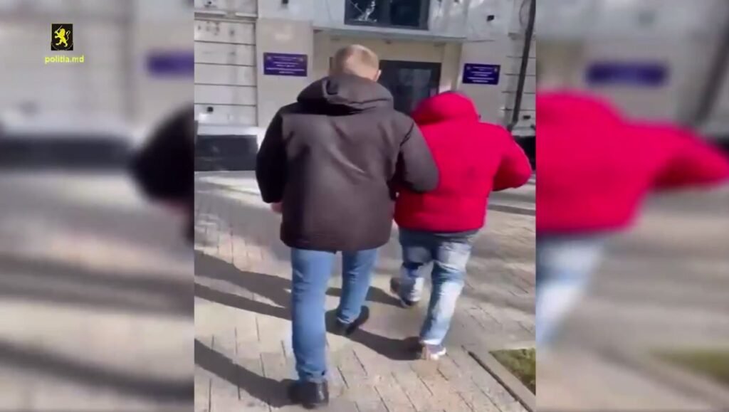 VIDEO// Un tânăr de 23 ani a fost reținut pentru 30 de zile fiind suspectat de comiterea unui jaf