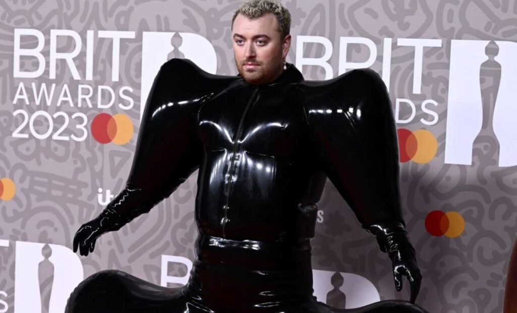 FOTO// Cea mai excentrică apariție la Brit Awards 2023! Iată cum a venit îmbrăcat cântărețul Sam Smith 2 FOTO// Cea mai excentrică apariție la Brit Awards 2023! Iată cum a venit îmbrăcat cântărețul Sam Smith