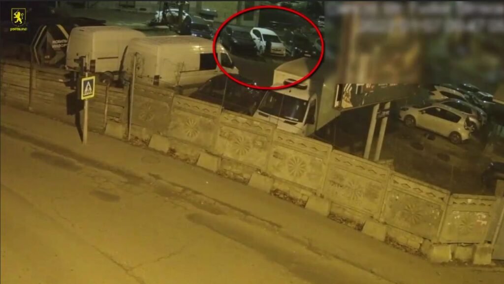 VIDEO// Un bărbat de 59 ani ar fi furat o mașină dintr-o parcare din centrul Capitalei. Momentul surprins de camerele video