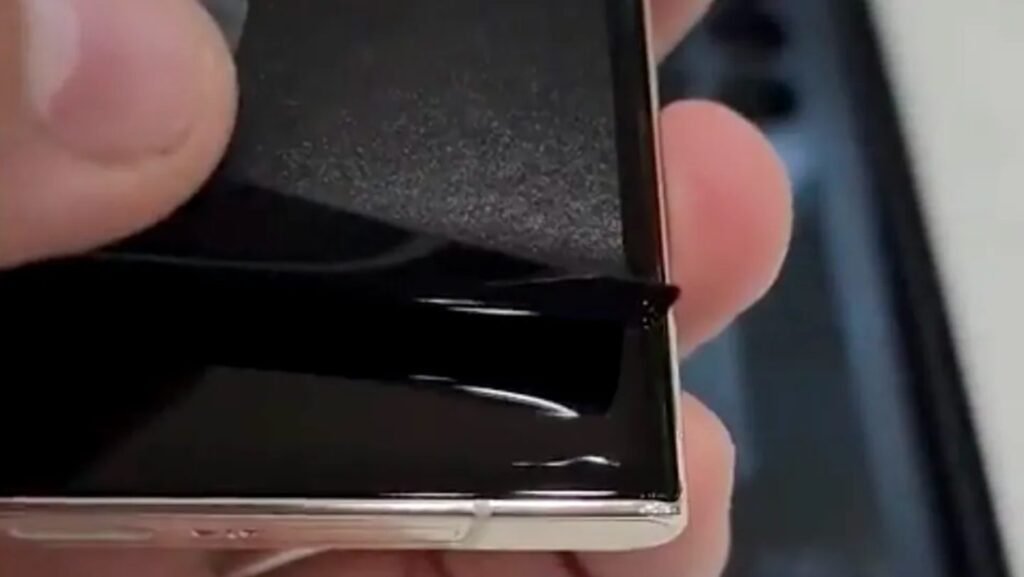 Utilizatorii de Galaxy S23 Ultra raportează defecțiuni la ecran. Samsung spune că asta e ”perfect normal”