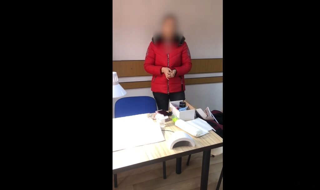 VIDEO// Servicii de manichiură și pedichiură în sala de ședințe a primăriei: ”Domnul primar știe?.. - Nu, nu știe” 1 VIDEO// Servicii de manichiură și pedichiură în sala de ședințe a primăriei: ”Domnul primar știe?.. - Nu, nu știe”