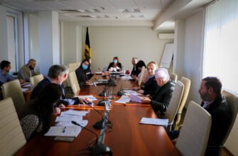 Tinerii ar putea beneficia de programe plătite de stagii în sectorul public