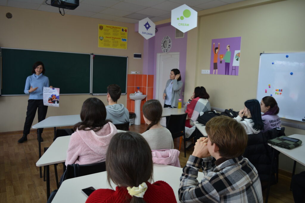 Deputatul Marcela Nistor le-a vorbit tinerilor din Comrat despre oportunitățile oferite de voucherul cultural 1 52759944379 2b55d7ccec k