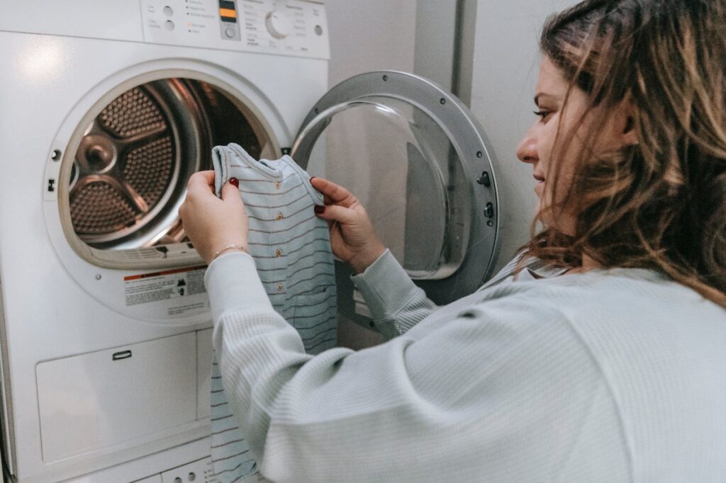 Spălarea hainelor la 40 de grade este o idee proastă. Iată de ce ar trebui să renunți la acest obicei 1 happy mother washing baby clothes in machine