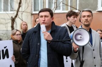 FOTO// Activiștii PSRM au organizat un flashmob la Bălți, în fața casei lui Alexandr Nesterovschi. Ce solicitări au aceștia