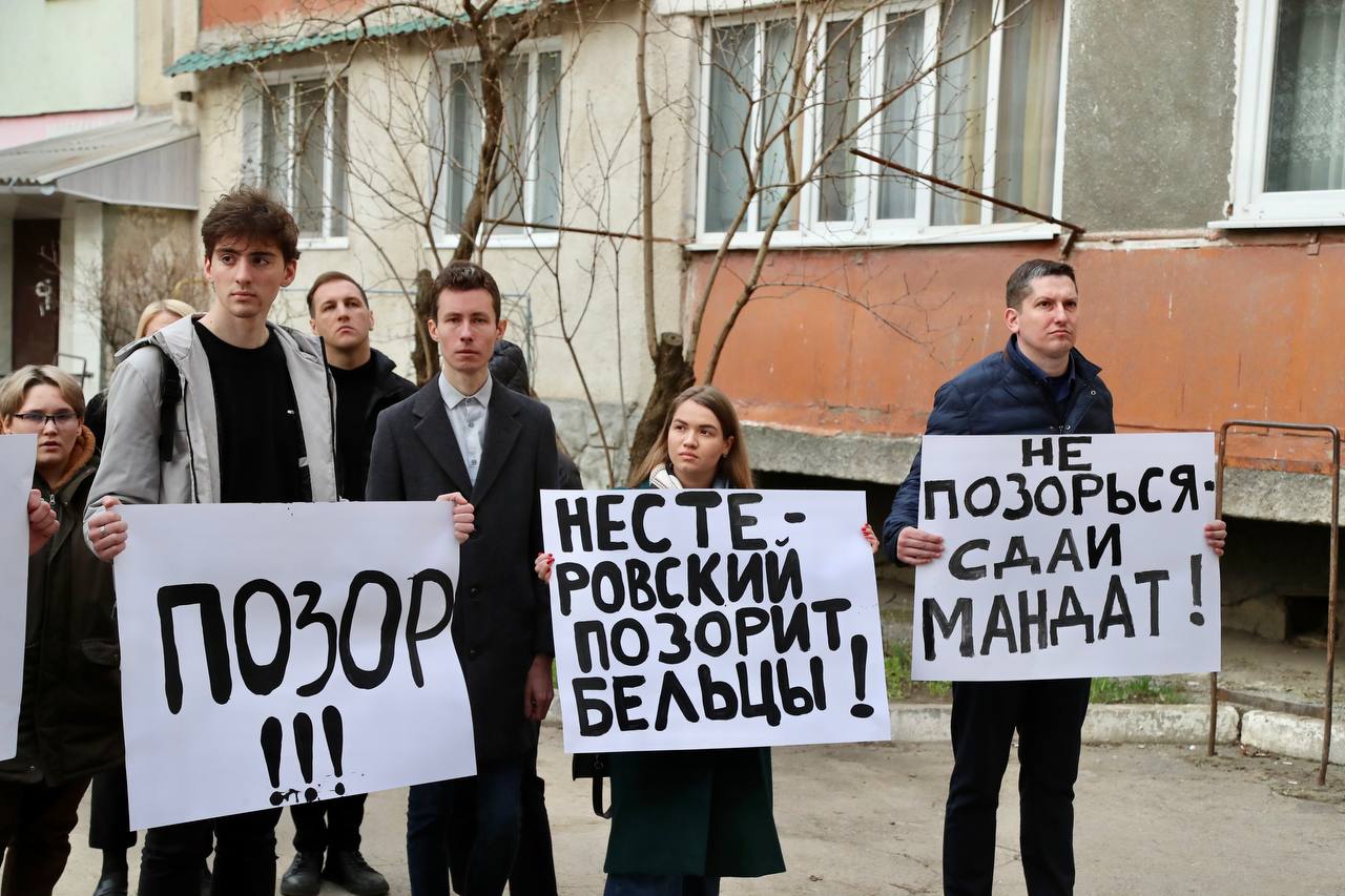 FOTO// Activiștii PSRM au organizat un flashmob la Bălți, în fața casei lui Alexandr Nesterovschi. Ce solicitări au aceștia