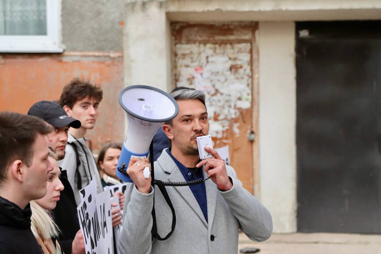 FOTO// Activiștii PSRM au organizat un flashmob la Bălți, în fața casei lui Alexandr Nesterovschi. Ce solicitări au aceștia