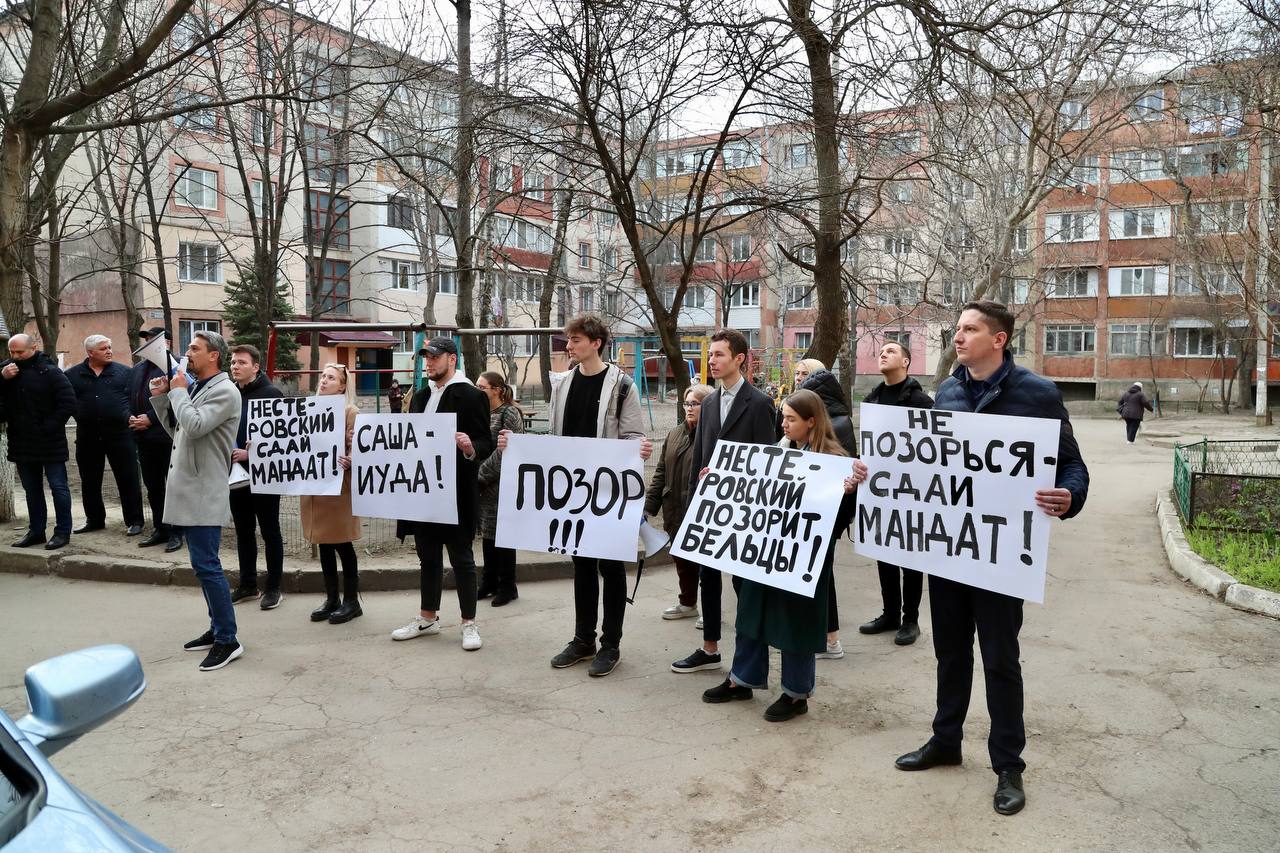 FOTO// Activiștii PSRM au organizat un flashmob la Bălți, în fața casei lui Alexandr Nesterovschi. Ce solicitări au aceștia