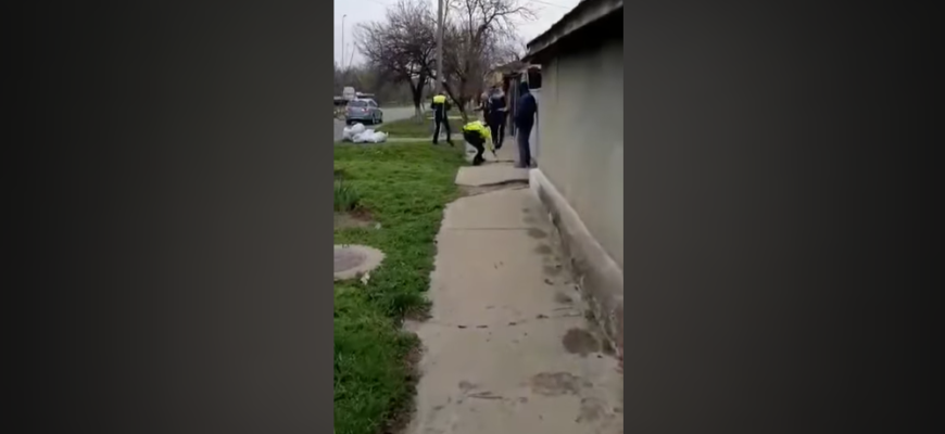 VIDEO// Trei poliţişti au fost bătuţi cu propriul baston de un bărbat de aproape 60 de ani 1 screenshot 1 10