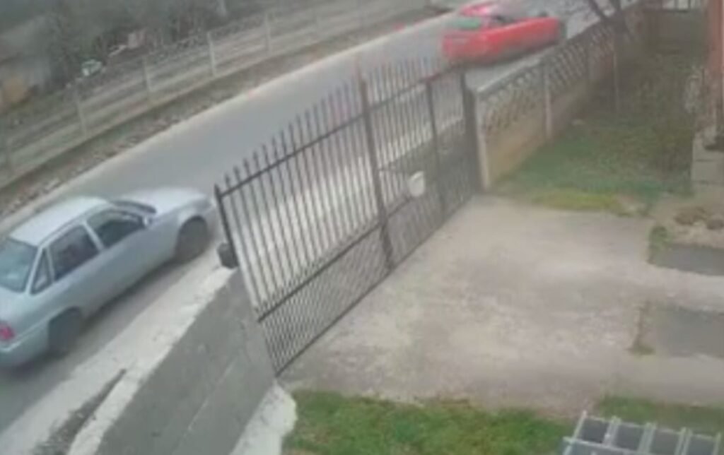 Un bărbat de 76 ani a fost bătut în trafic de un alt șofer pentru că ar fi condus prea încet. Bătăușul s-a ales cu dosar penal