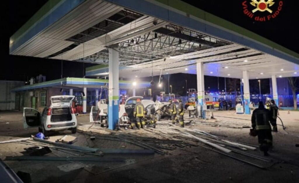 O butelie GPL a explodat într-o benzinărie în timp ce șoferul alimenta: Patru persoane rănite, dintre care una în stare gravă 2 O butelie GPL a explodat într-o benzinărie în timp ce șoferul alimenta: Patru persoane rănite, dintre care una în stare gravă
