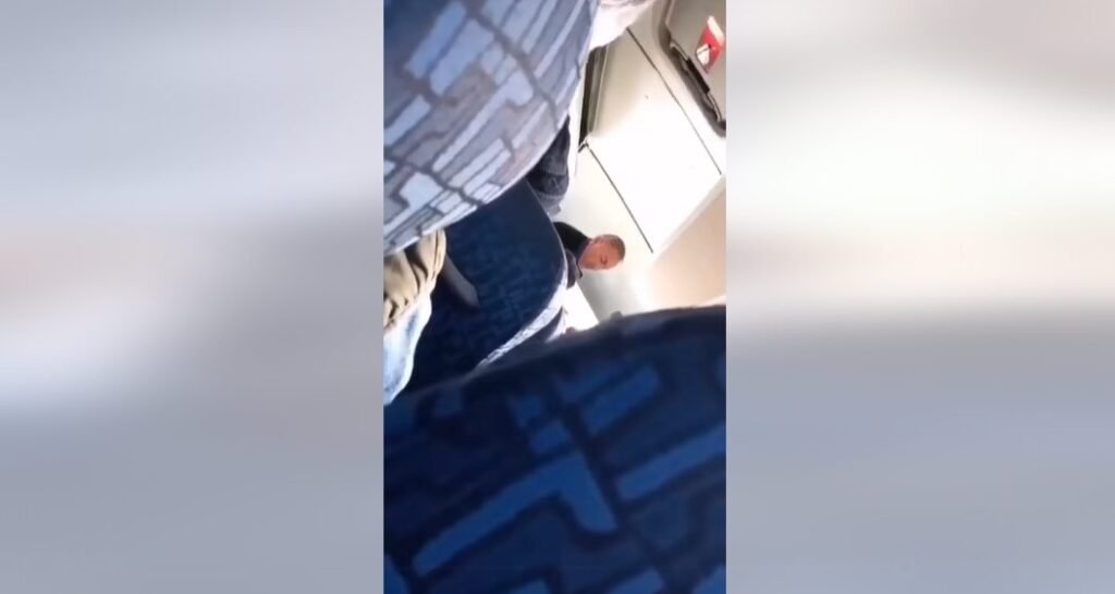 VIDEO// O bătrână a fost înjurată și snopită în bătaie de un șofer de microbuz. De la ce a pornit conflictul