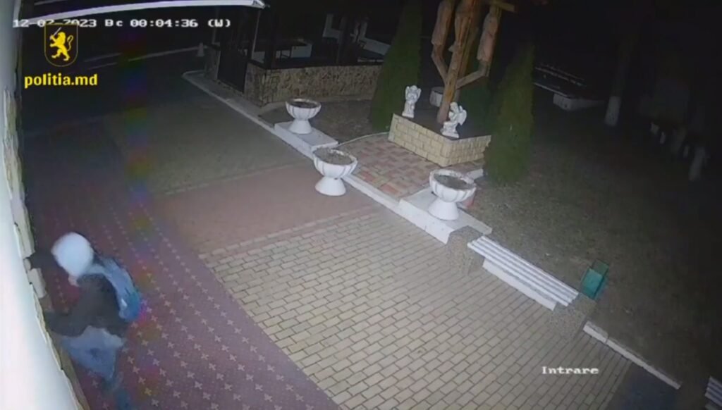 VIDEO// Un minor este cercetat penal fiind bănuit de săvârșirea unui furt dintr-o biserică