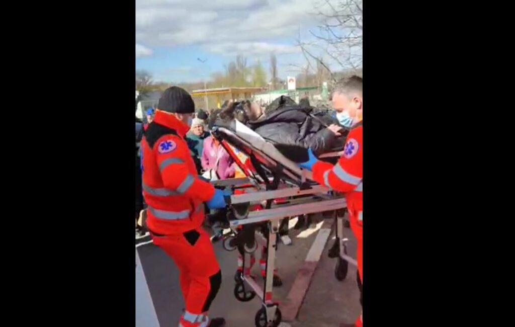 VIDEO// Unei femei care intenționa să participe la protest i s-a făcut rău în timp ce poliția bloca deplasarea mai multor persoane 1 VIDEO// Unei femei care intenționa să participe la protest i s-a făcut rău în timp ce poliția bloca deplasarea mai multor persoane