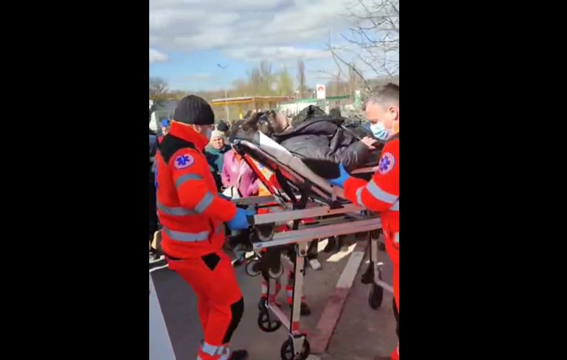 VIDEO// Unei femei care intenționa să participe la protest i s-a făcut rău în timp ce poliția bloca deplasarea mai multor persoane