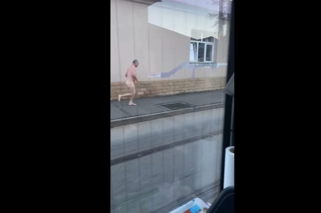 VIDEO// Un bărbat ieșit de la Spitalul de Psihiatrie surprins alergând în pielea goală prin oraș