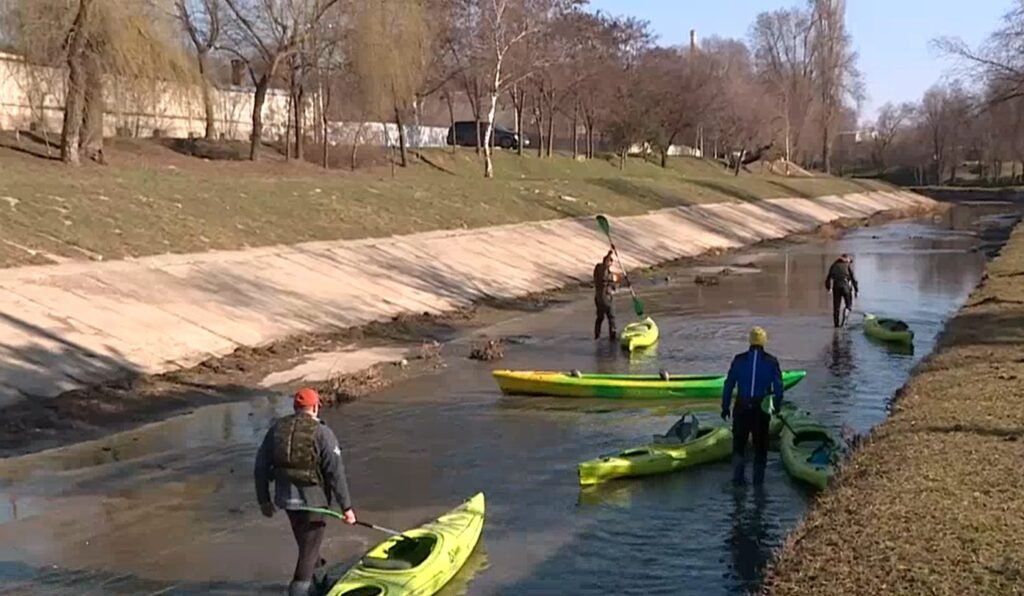 VIDEO// Cu caiacul pe râul Bîc. Un grup de aventurieri au organizat o expediție inedită