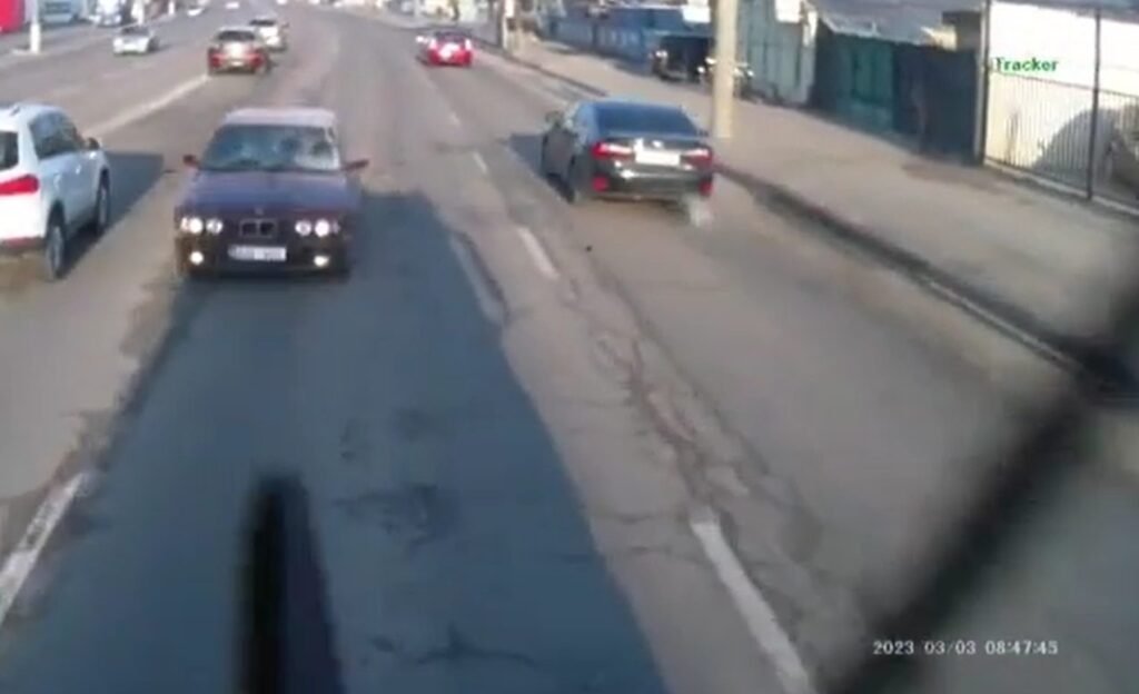 VIDEO// Pe contrasens - ca acasă. Un șofer de BMW a creat situație de accident pe o stradă din Capitală