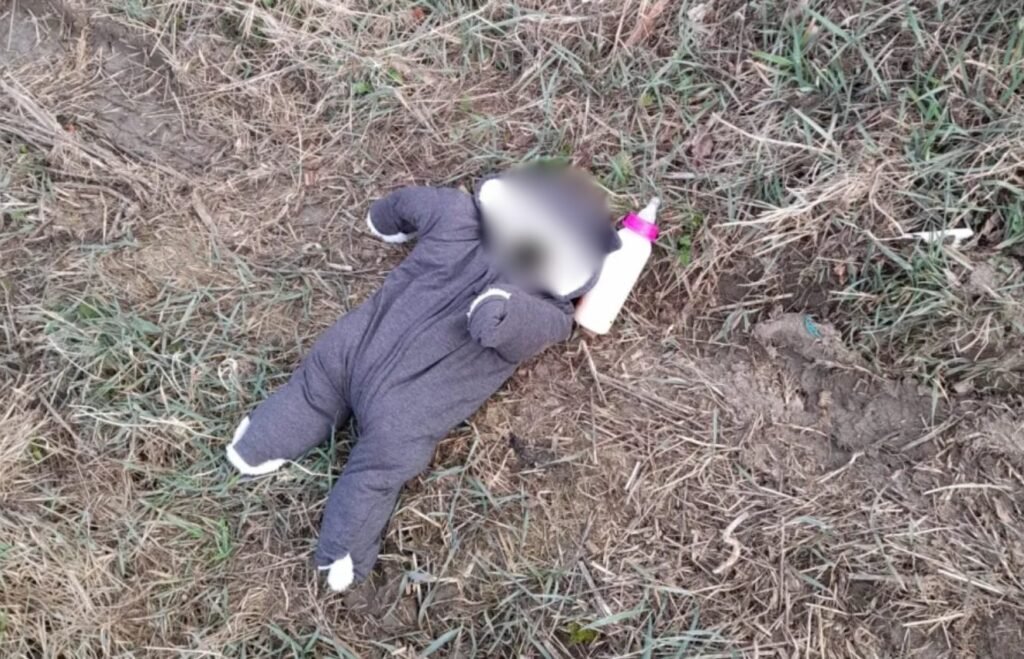FOTO// O fetiță de 5 săptămâni - abandonată pe câmp de mama sa în vârstă de 22 de ani
