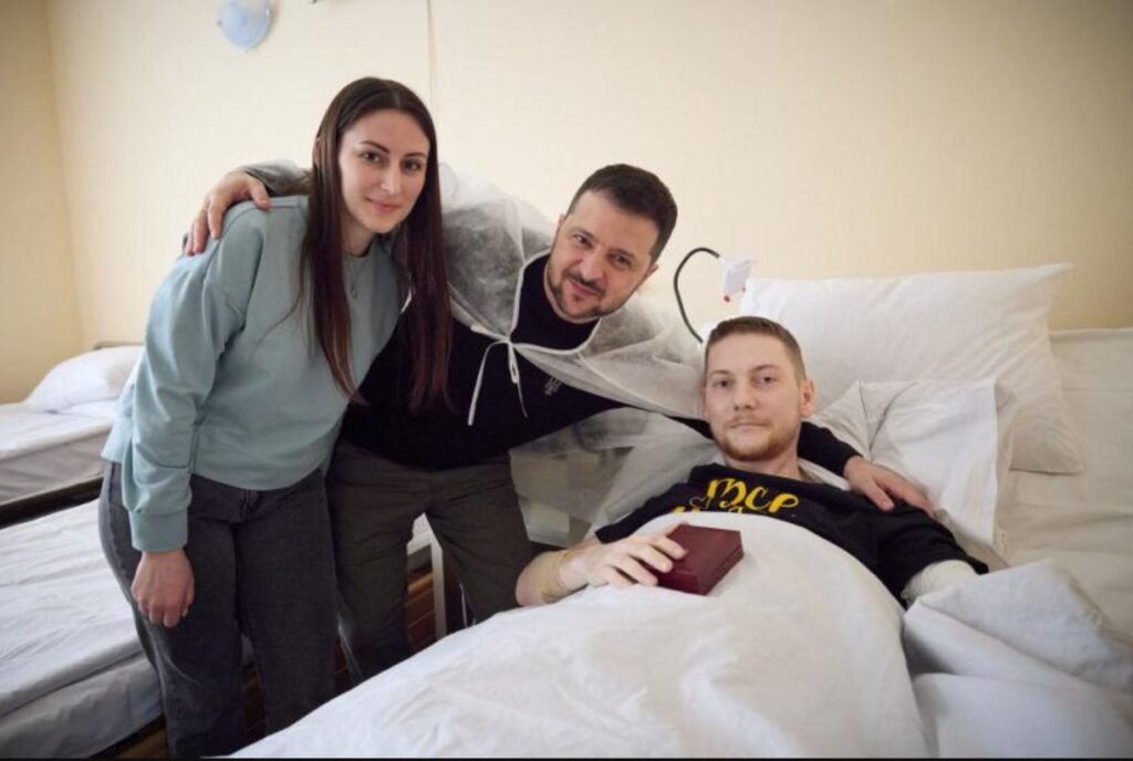 Volodimir Zelenski a vizitat oraşul Harkiv și a oferit medalii soldaților răniți 1 Volodimir Zelenski a vizitat oraşul Harkiv și a oferit medalii soldaților răniți