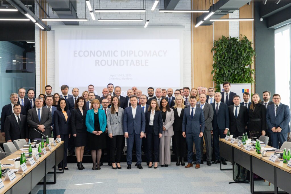 Premierul Dorin Recean a participat la deschiderea mesei rotunde dedicate diplomației economice, care se desfășoară la Chișinău, în perioada 10 - 13 aprilie 1 Premierul Dorin Recean a participat la deschiderea mesei rotunde dedicate diplomației economice, care se desfășoară la Chișinău, în perioada 10 - 13 aprilie