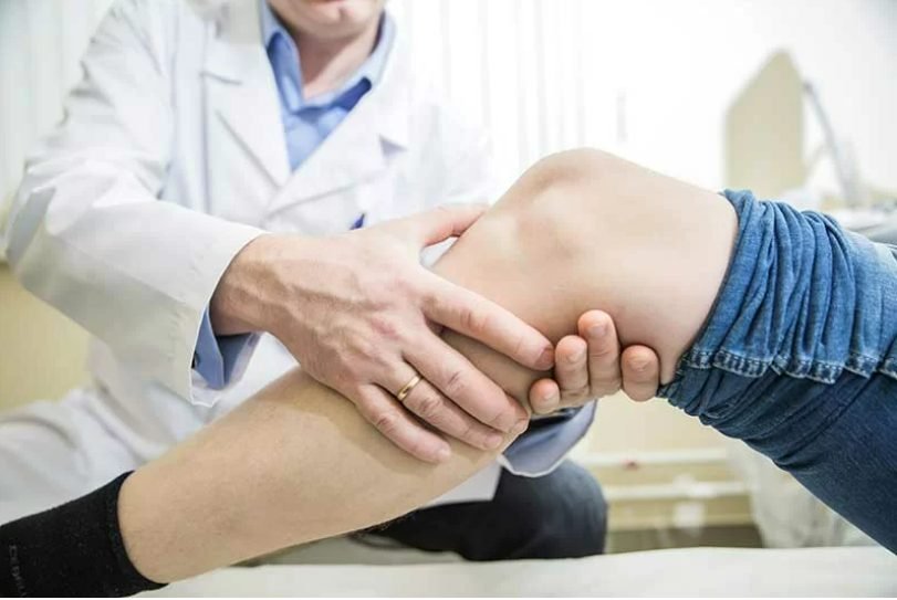 Ce afecțiune poate ascunde o banală durere de genunchi? Recomandările specialistului