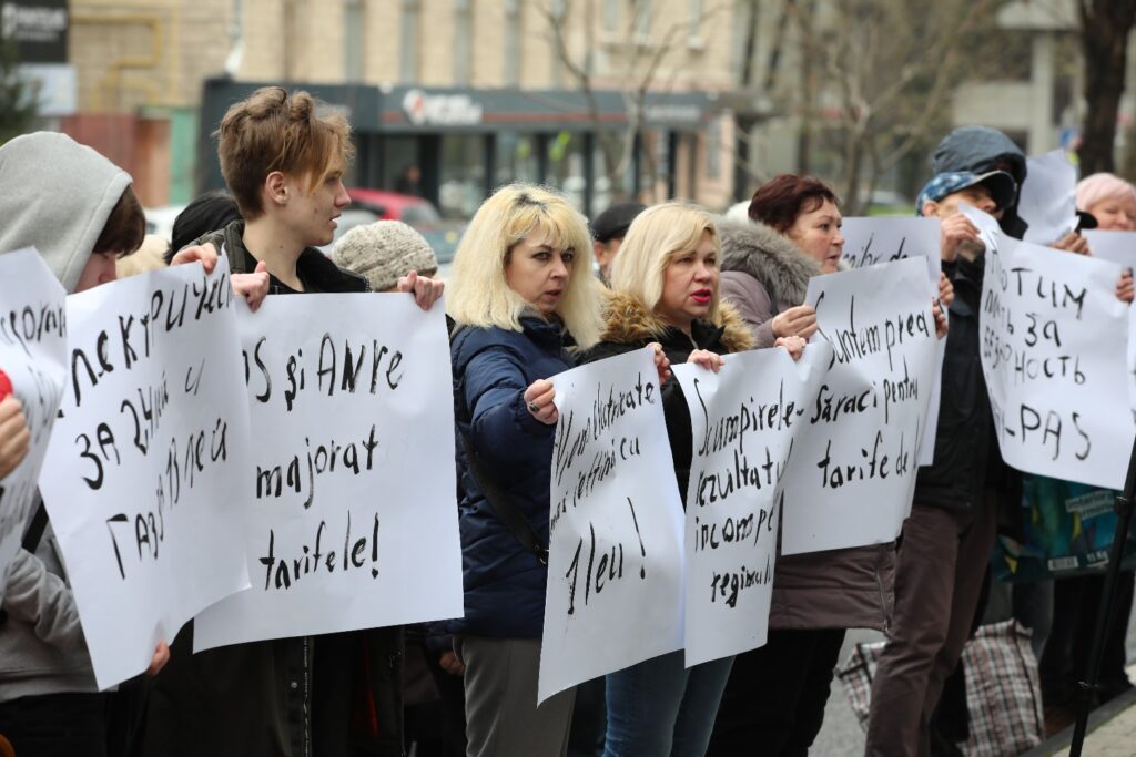 FOTO// Reprezentanții Partidului „ȘOR” au manifestat astăzi în fața sediului ANRE, unde au cerut micșorarea tarifelor pentru gaz și electricitate 6 e13a9dfe 2bc5 42e7 8ac0 060c04cbf81f