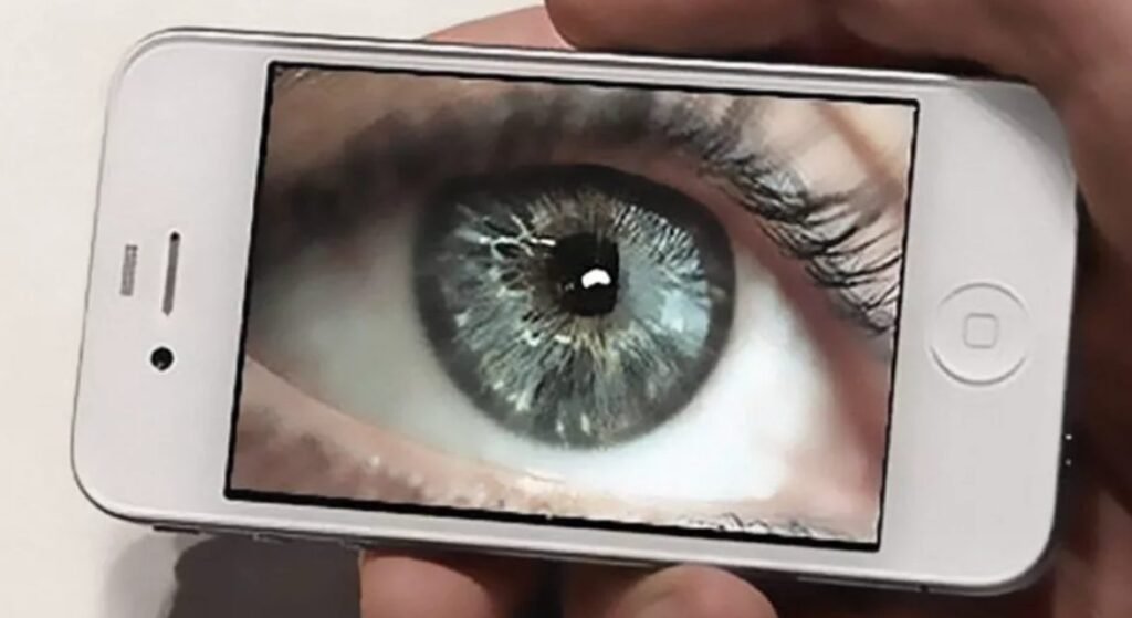 Orice telefon poate fi spionat, avertizează un expert. "Toată lumea poate avea acces la ele" 1 Orice telefon poate fi spionat, avertizează un expert. "Toată lumea poate avea acces la ele"