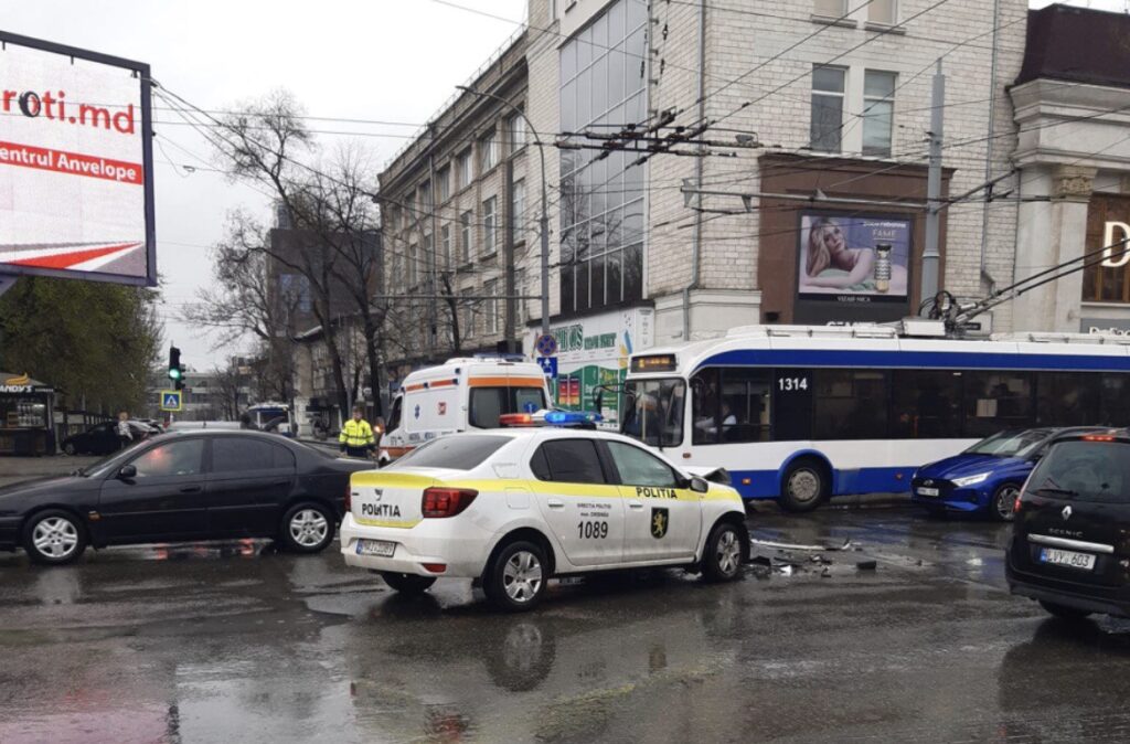 VIDEO// O mașină a poliției a lovit lateral o autospecială a ambulanței, chiar în Centrul Capitalei 2 photo 2023 04 05 10.22.58