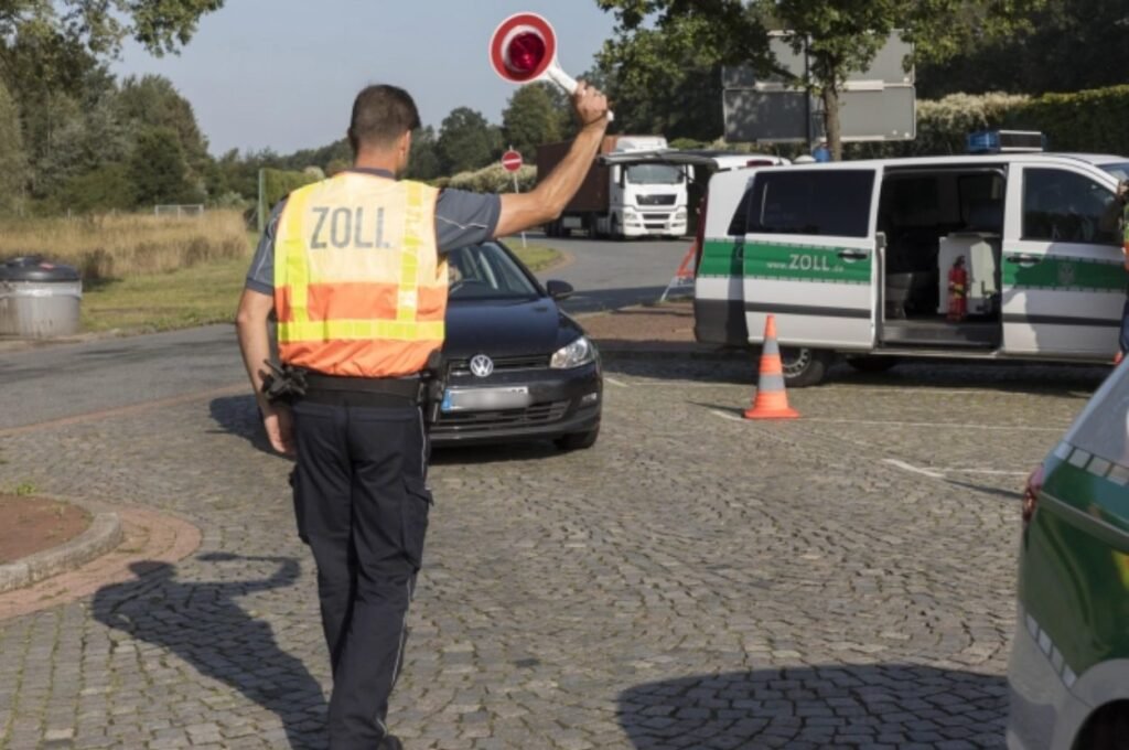 Un moldovean a fost expulzat din Germania după ce a fost prins de polițiști cu buletin de identitate românesc fals 1 Un moldovean a fost expulzat din Germania după ce a fost prins de polițiști cu buletin de identitate românesc fals