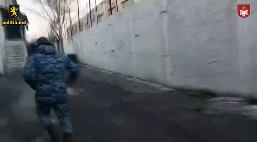 VIDEO// Un deținut în comun cu doi complici aflați la libertate au înființat două companii fictive și au prejudiciat victimele cu aproape 500 000 de lei