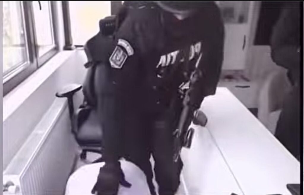 VIDEO// Un TikToker a fost reținut de polițiști în timpul unui live pentru amenințare și tulburarea liniștii publice în mod repetat 2 VIDEO// Un TikToker a fost reținut de polițiști în timpul unui live pentru amenințare și tulburarea liniștii publice în mod repetat