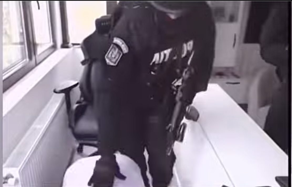 VIDEO// Un TikToker a fost reținut de polițiști în timpul unui live pentru amenințare și tulburarea liniștii publice în mod repetat