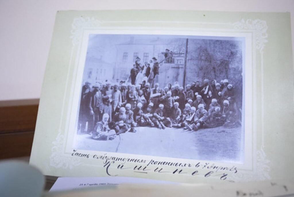 Parlamentul găzduiește o expoziție de fotografii și documente de arhivă ce vin să comemoreze victimele pogromului evreiesc de la Chișinău din 1903 1 Parlamentul găzduiește o expoziție de fotografii și documente de arhivă ce vin să comemoreze victimele pogromului evreiesc de la Chișinău din 1903