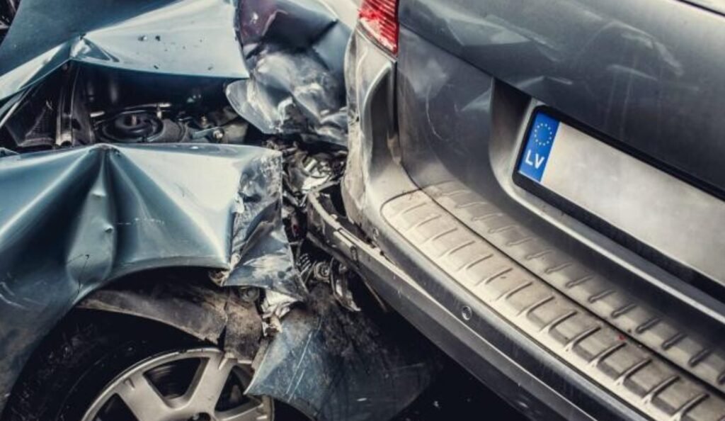 Accident grav cu trei maşini şi un autobuz. O femeie a murit și alte două persoane au fost rănite