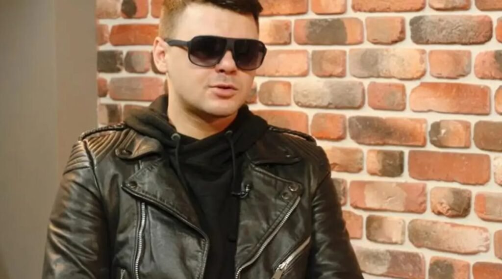 Rapperul Ion Banaru care ar fi atacat și jefuit două fete pe o stradă din Chișinău a ajuns pe banca acuzaților fiind învinuit de jaf și huliganism.
