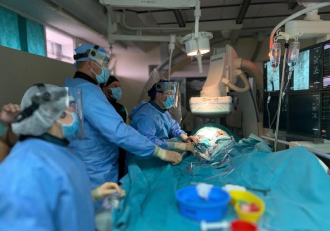 Chirurgii vasculari de la Spitalul Clinic Republican au efectuat o intervenție complexă de extirpare a unei tumori maligne severe