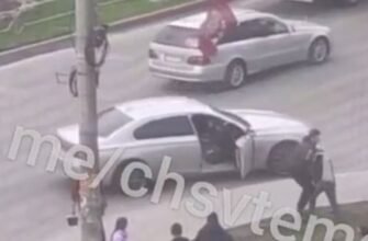 VIDEO// Ce fel de 9 mai fără bătaie? Un individ a lovit într-o mașină și a scos pasagerul, dar a fost apoi doborât la pământ