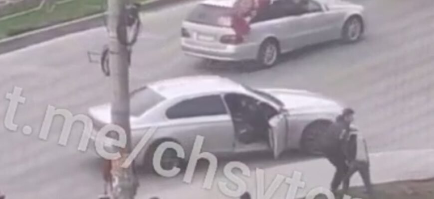 VIDEO// Ce fel de 9 mai fără bătaie? Un individ a lovit într-o mașină și a scos pasagerul, dar a fost apoi doborât la pământ