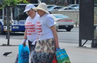 FOTO // Flashmoburi pe străzile capitalei: Sute de oameni au purtat tricouri cu mesaje în limba engleză prin care acuză Europa de susținerea regimului dictatorial de la Chișinău