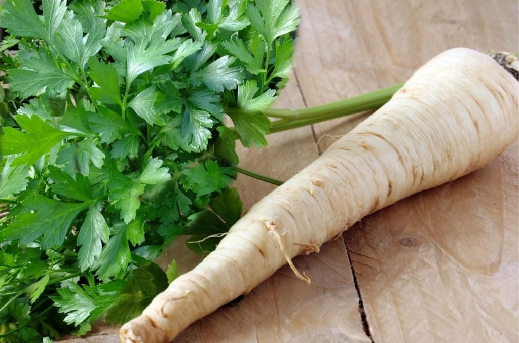 Alimentul cu cea mai multă vitamina C, fibre și minerale. Greșeala noastră e că nu îl mâncăm, ci îl punem în ciorbă