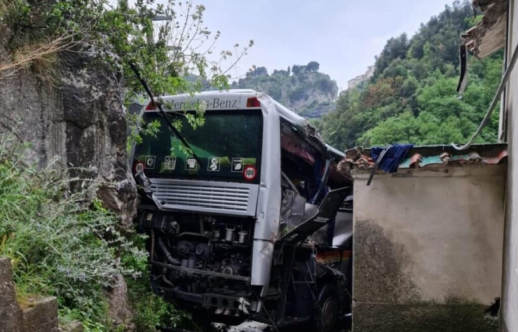 Accident de autocar în Italia. Șoferul de 29 de ani a murit pe loc