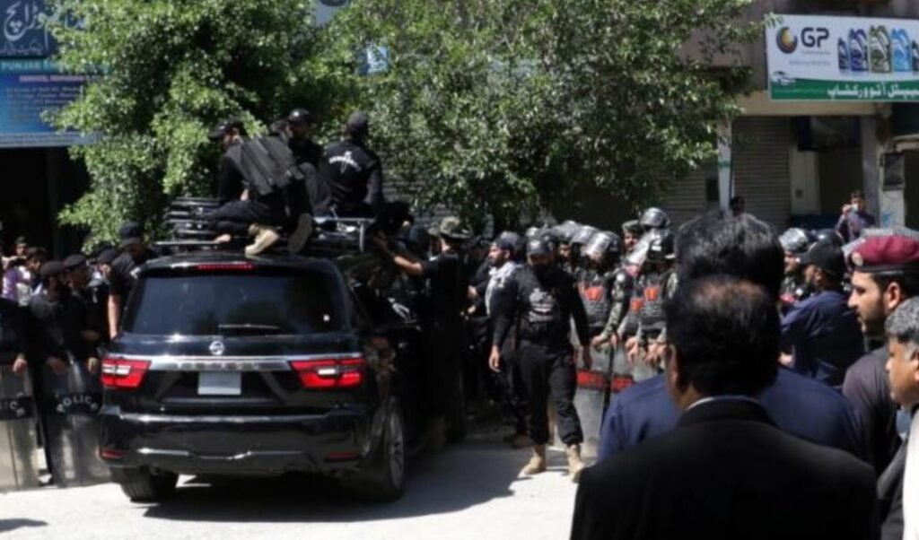 A doua zi de proteste în Pakistan: Serviciile de date mobile au fost închise. Twitter, YouTube și Facebook au fost interzise 1 A doua zi de proteste în Pakistan: Serviciile de date mobile au fost închise. Twitter, YouTube și Facebook au fost interzise